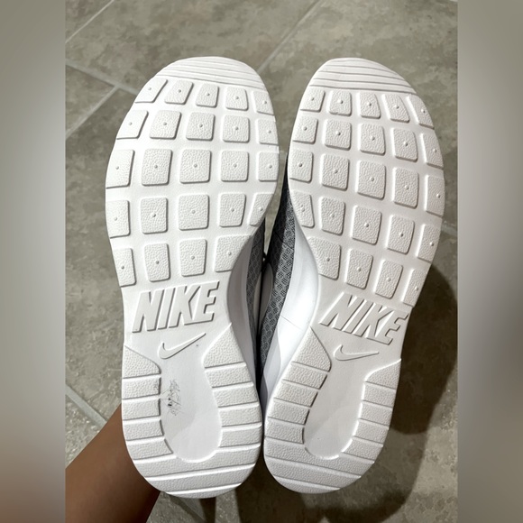 NWOB Nike Tanjun - Gray and White - Women’s Size 8 - Picture 3 of 5